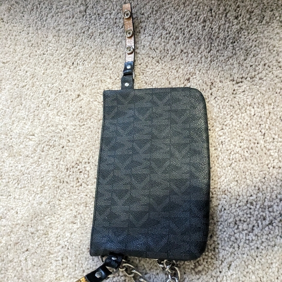 Michael Kors Belt Bag/Cross Body Bag, like new condition $30 - Picture 4 of 6